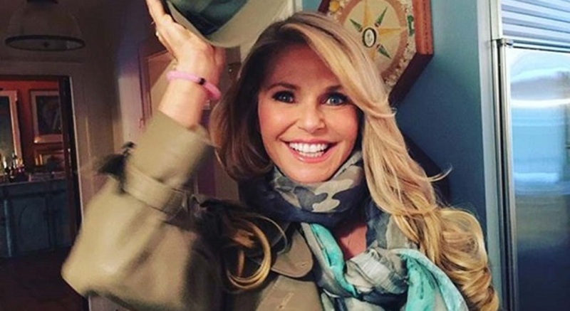 صور لعارضة أزياء قد تظنها في الثلاثينيات ولكن عمرها الحقيقي سيصدمك!